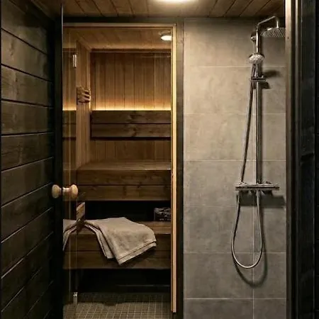 Stylish 4br For 10 - Private Jacuzzi & Sauna * Äkäslompolo