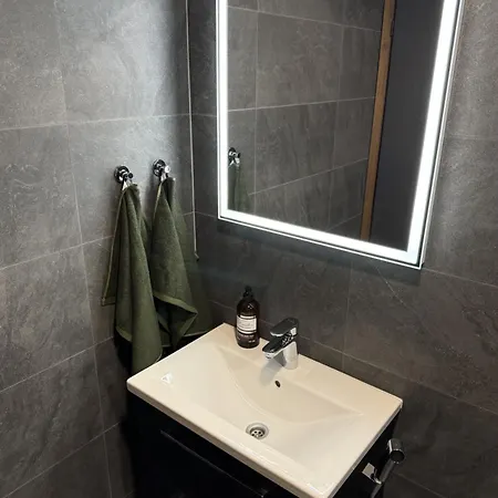 Stylish 4br For 10 - Private Jacuzzi & Sauna